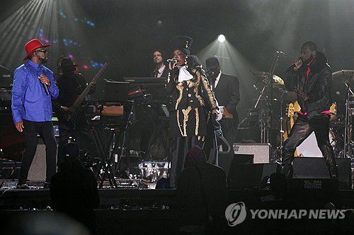 2023년 9월 푸지스 멤버들과 함께 공연하는 프라스 미셸[EPA 연합뉴스 자료사진. 재판매 및 DB 금지]