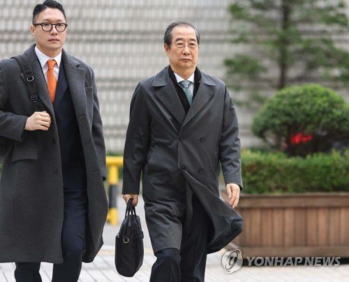 재판 출석하는 한덕수 전 총리(서울=연합뉴스) 윤동진 기자 = 내란 우두머리 방조 혐의를 받는 한덕수 전 국무총리가 17일 서울 서초구 서울중앙지법에서 열린 내란 우두머리 방조 및 위증 등 혐의 사건 1심 속행 공판에 출석하고 있다. 2025.11.17 mon@yna.co.kr