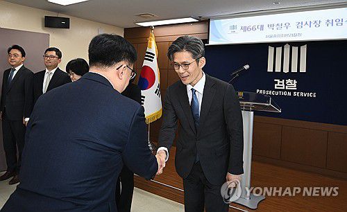 박철우 신임 서울중앙지검장, 직원들과 인사(서울=연합뉴스) 이동해 기자 = 박철우 신임 서울중앙지검장이 21일 서울 서초구 서울중앙지방검찰청에서 열린 제66대 서울중앙지방검찰청 검사장 취임식에서 직원들과 인사하고 있다. 2025.11.21 [공동취재] eastsea@yna.co.kr