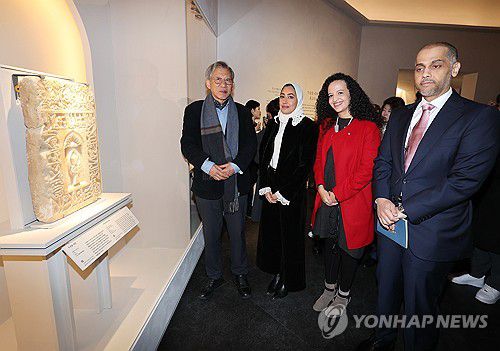 이슬람 미술전 열린 국중박(서울=연합뉴스) 이재희 기자 = '이슬람 미술, 찬란한 빛의 여정' 전시가 열린 21일 서울 국립중앙박물관 상설전시관에서 칼리드 알-하마르 주한 카타르 대사(오른쪽부터), 도하 이슬람예술박물관 무니아 셰크합 아부다야 학예 부관장과 샤이카 나세르 알-나스르 관장, 유홍준 국립중앙박물관장이 미흐랍 석판을 살펴보고 있다. 2025.11.21 scape@yna.co.kr