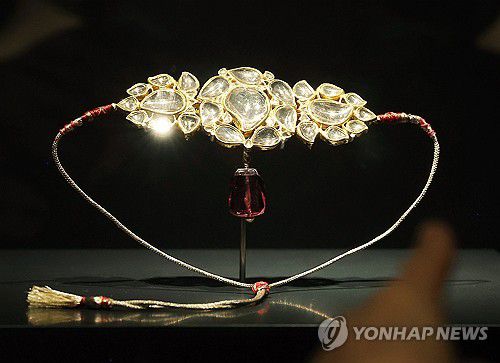 황제의 하사품 '바주밴드'(서울=연합뉴스) 이재희 기자 = '이슬람 미술, 찬란한 빛의 여정' 전시가 열린 21일 서울 국립중앙박물관 상설전시관에서 취재진 및 관계자들이 전시물을 살펴보고 있다. 이 전시는 2026년 10월 11일까지 열린다. 2025.11.21 scape@yna.co.kr