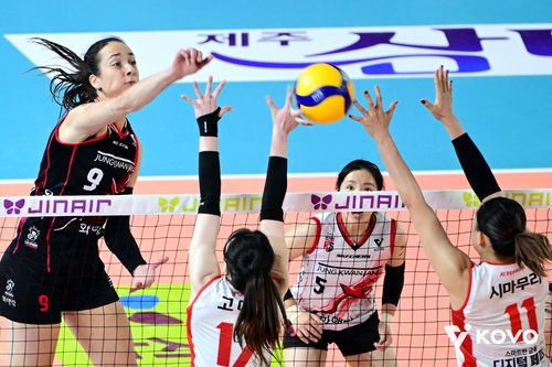 스파이크하는 정관장의 자네테(맨 왼쪽)[한국배구연맹 제공. 재판매 및 DB 금지]