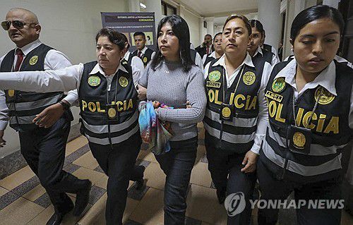 2023년 6월 21일(현지시간) 법원 출석하는 베트시 차베스 전 페루 총리(가운데)[페루 사법부 제공. AFP 연합뉴스 자료사진. 재판매 및 DB 금지]