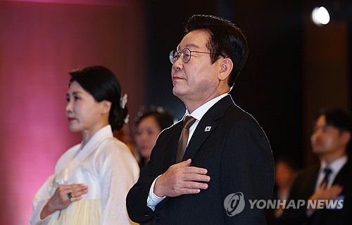 국기에 경례하는 이재명 대통령 부부(카이로=연합뉴스) 김도훈 기자 = 이집트를 공식 방문 중인 이재명 대통령과 김혜경 여사가 20일(현지시간) 카이로의 한 호텔에서 열린 동포ㆍ지상사 간담회에서 국기에 경례하고 있다. 2025.11.21 superdoo82@yna.co.kr