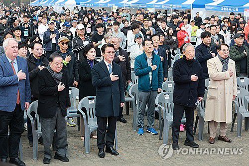 국기에 경례하는 김민석 국무총리(서울=연합뉴스) 신현우 기자 = 김민석 국무총리가 23일 서울 마포구 평화의공원 평화광장에서 열린 김대중 평화마라톤대회에 참석해 국기에 경례하고 있다. 2025.11.23 nowwego@yna.co.kr