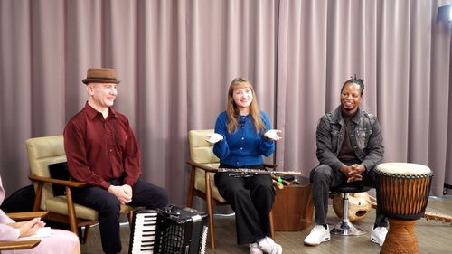 13일 연합뉴스와 인터뷰하는 소리원정대(서울=연합뉴스) 이세영 기자 = 11월 13일 주한 외국인 국악밴드 '소리원정대'가 연합뉴스와의 인터뷰에 앞서 연주를 선보이고 있다. 왼쪽부터 아코디언을 맡은 러시아 출신 세이킨 알렉산더, 대금을 부는 마들렌 포군트케(독일), 아프리카 전통 타악기를 다루는 디아바테 아미두(부르키나파소). seva@yna.co.kr