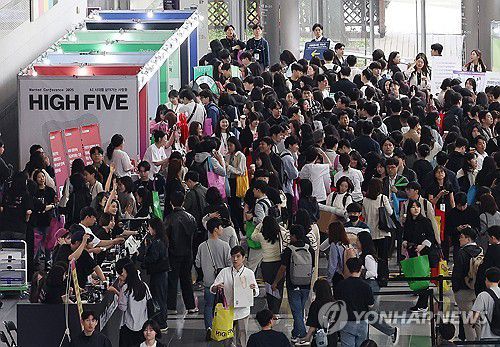 AI 컨퍼런스 찾은 직장인들(서울=연합뉴스) 김성민 기자 = 19일 서울 강남구 코엑스에서 'AI 시대를 살아가는 사람들의 이야기'를 주제로 열린 직장인 대상 컨퍼런스 원티드 하이파이브 2025에서 관람객들이 부스를 둘러보고 있다. 2025.5.19     ksm7976@yna.co.kr