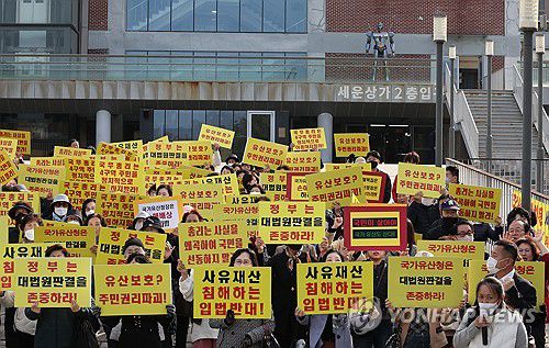 구호 외치는 세운4구역 토지주들(서울=연합뉴스) 이진욱 기자 = 국가유산청이 유네스코 세계유산인 종묘 인근 세운4구역 재개발 사업에 문제를 제기한 데 대해 이 일대 토지주들이 11일 서울 종로구 다시세운광장 앞에서 기자회견을 마친 뒤 구호를 외치고 있다. 2025.11.11 cityboy@yna.co.kr