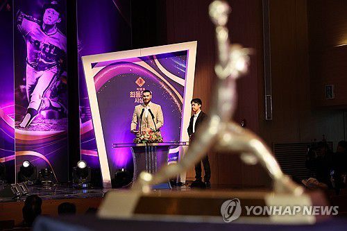 최동원상 수상 소감 말하는 코디 폰세(부산=연합뉴스) 강선배 기자 = 11일 오후 부산 남구 부산은행 본점 오션홀에서 열린 '제12회 BNK부산은행 최동원상' 시상식에서 한화 이글스 투수 코디 폰세가 최동원상을 받은 후 소감을 말하고 있다. 2025.11.11 sbkang@yna.co.kr