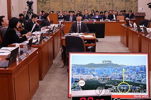 종묘 앞 재개발 논란 질의에 답하는 허민 국가유산청장(서울=연합뉴스) 김주성 기자 = 허민 국가유산청장이 17일 서울 여의도 국회에서 열린 문화체육관광위원회 전체회의에서 종묘 앞 재개발 사업 논란과 관련한 국민의힘 배현진 의원의 질의에 답하고 있다. 2025.11.17 utzza@yna.co.kr