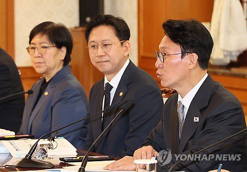 과학기술관계장관회의, 발언하는 김민석 국무총리(서울=연합뉴스) 이정훈 기자 = 김민석 국무총리가 24일 서울 종로구 정부서울청사에서 열린 과학기술관계장관회의에서 발언하고 있다. 2025.11.24 uwg806@yna.co.kr