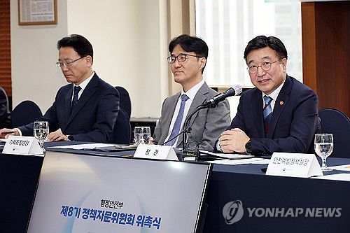 윤호중 장관, 제8기 정책자문위원회 위촉식(서울=연합뉴스) 윤호중 행정안전부 장관이 24일 서울 중구 한국프레스센터에서 열린 제8기 정책자문위원회 위촉식 및 첫 회의에 참석해 인사말을 하고 있다. 2025.11.24 [행정안전부 제공. 재판매 및 DB 금지] photo@yna.co.kr