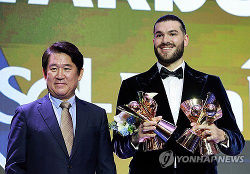 폰세, '상이 너무 많아서 손이 모자르네'(서울=연합뉴스) 한종찬 기자 = 24일 서울 송파구 롯데호텔 월드에서 열린 2025 신한 SOL뱅크 KBO 시상식에서 KBO리그 투수부문 평균자책점, 승리, 탈삼진, 승률상 수상자로 선정된 한화의 폰세가 포즈를 취하고 있다. 2025.11.24 saba@yna.co.kr