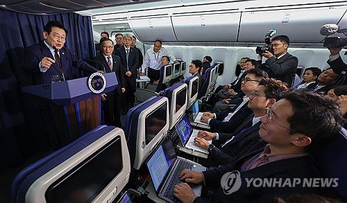 이재명 대통령, 기자들과 기내 간담회(앙카라=연합뉴스) 김도훈 기자 = 이재명 대통령이 23일(현지시간) G20 정상회의 일정을 마치고 남아프리카공화국에서 다음 방문지인 튀르키예로 향하는 공군 1호기에서 순방 기내 기자간담회를 하고 있다. 2025.11.24 superdoo82@yna.co.kr