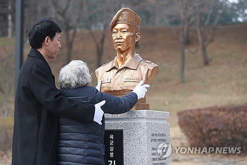 故 김도현 상병 흉상 어루만지는 유가족(홍천=연합뉴스) 강태현 기자 = 강원 홍천군 아미산에서 훈련 중 순직한 고(故) 김도현(사망 당시 20) 상병의 1주기 하루 전날인 24일 홍천군 제3군단 제20여기갑여단에서 김 상병 추모비 제막식이 열린 가운데 유가족이 김 상병 흉상을 어루만지고 있다. 2025.11.24 taetae@yna.co.kr