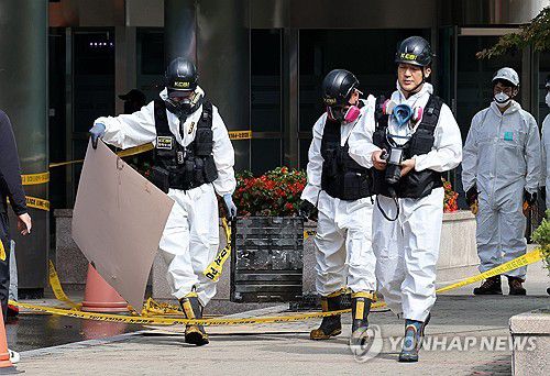 옮겨지는 리튬이온배터리지난 9월 29일 오전 대전 유성구 국가정보자원관리원 화재 현장에서 경찰 관계자들이 불이 붙었던 무정전·전원 장치(UPS)용 리튬이온배터리를 옮기고 있다. 앞서 정부 전산시스템이 있는 국정자원에서 리튬이온배터리 화재가 발생해 정부 전산 서비스가 대규모로 마비된 바 있다. [연합뉴스 자료사진]