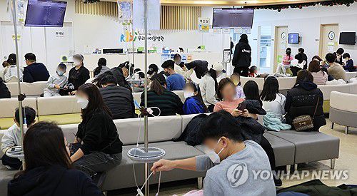 독감, 일요일에도 붐비는 어린이병원11월 23일 서울 성북구의 한 어린이병원 진료 대기실이 환자와 보호자로 붐비고 있다.[연합뉴스 자료사진]