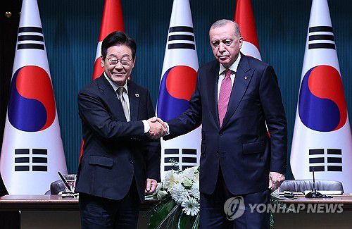 악수하는 한-튀르키예 정상(앙카라=연합뉴스) 김도훈 기자 = 이재명 대통령과 레제프 타이이프 에르도안 튀르키예 대통령이 24일(현지시간) 튀르키예 앙카라 대통령궁에서 공동언론발표를 마친 뒤 악수하고 있다. 2025.11.25 superdoo82@yna.co.kr