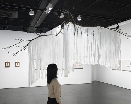 '가위, 바위, 보: 종이의 변주' 전시 전경갤러리 현대에서 열리고 있는 '가위, 바위, 보: 종이의 변주'전에 전시된 이승택 작 '바람'(종이나무). [갤러리 현대 제공. 재판매 및 DB 금지]