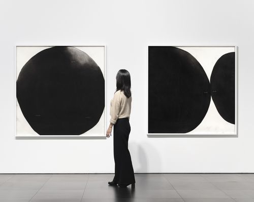 '가위, 바위, 보: 종이의 변주' 전시 전경갤러리 현대에서 열리고 있는 '가위, 바위, 보: 종이의 변주'전에 전시된 김 크리스틴 선의 '마인드 스트롱'(Mind Strong·왼쪽)과 '마인드 클래시'(Mind Clash). [갤러리 현대 제공. 재판매 및 DB 금지]