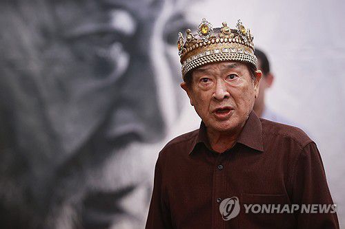 연기 열정 불태운 '영원한 현역' 이순재 별세(서울=연합뉴스) 현역 '최고령 배우'로 활동해온 배우 이순재가 별세했다. 향년 91세.     유족에 따르면 이순재는 25일 새벽 세상을 떠났다. 이순재는 최근까지 연극 '고도를 기다리며를 기다리며'와 KBS 2TV 드라마 '개소리' 등에 출연하며 왕성하게 활동했다. 사진은 2003년 연극 '리어왕: KING LEAR' 연습실 공개 및 간담회에서 주요 장면 시연하는 배우 이순재. 2025.11.25 [연합뉴스 자료사진] photo@yna.co.kr
