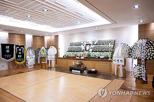 서울아산병원에 마련된 이순재 빈소(서울=연합뉴스) 배우 이순재의 빈소가 25일 서울 송파구 서울아산병원 장례식장에 마련됐다. 2025.11.25 [사진공동취재단] photo@yna.co.kr