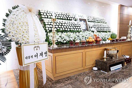 서울아산병원에 마련된 이순재 빈소(서울=연합뉴스) 배우 이순재의 빈소가 25일 서울 송파구 서울아산병원 장례식장에 마련됐다. 2025.11.25 [사진공동취재단] photo@yna.co.kr