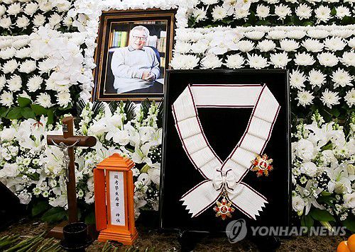 금관문화훈장 수여 받은 이순재(서울=연합뉴스) 26일 서울 송파구 서울아산병원 장례식장에 차려진 고 배우 이순재 빈소에 금관문화훈장이 놓여 있다. 2025.11.26 [사진공동취재단] photo@yna.co.kr