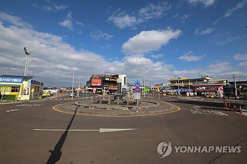한산한 우도 천진항(우도=연합뉴스) 박지호 기자 = 렌터카 승합차 돌진 사고 발생 이틀이 지난 26일 오전 제주시 우도면 우도 천진항 일대가 한산한 모습이다. 2025.11.26 jihopark@yna.co.kr