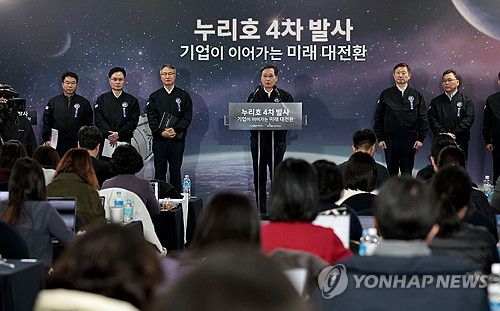 누리호, 내일 0시55분 첫 야간 발사(서울=연합뉴스) 한국형 발사체 누리호의 4차 발사시각이 27일 오전 0시 55분으로 확정됐다. 윤영빈 우주항공청장이 26일 전남 고흥 나로우주센터에서 발사관리위원회를 마친 뒤 발사시각 등에 대해 브리핑을 하고 있다. 2025.11.26 [한국항공우주연구원 제공. 재판매 및 DB 금지] photo@yna.co.kr