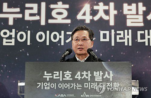 누리호, 내일 0시55분 첫 야간 발사(서울=연합뉴스) 한국형 발사체 누리호의 4차 발사시각이 27일 오전 0시 55분으로 확정됐다.     윤영빈 우주항공청장이 26일 전남 고흥 나로우주센터에서 발사관리위원회를 마친 뒤 발사시각 등에 대해 브리핑을 하고 있다. 2025.11.26 [한국항공우주연구원 제공. 재판매 및 DB 금지] photo@yna.co.kr