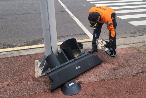 강풍에 떨어져 깨진 신호동[제주도소방안전본부 제공, 재판매 및 DB 금지]