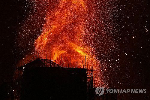 홍콩 고층 아파트 화재참사 불길(홍콩=AP 연합뉴스) 지난 26일 오후 홍콩 북부 타이포 구역의 고층 아파트단지에서 불이 나 일대에 붉은 연기가 번지고 있다. 2025.11.27