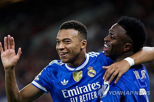 골 넣고 비니시우스 주니오르와 기뻐하는 음바페(왼쪽)[EPA=연합뉴스]