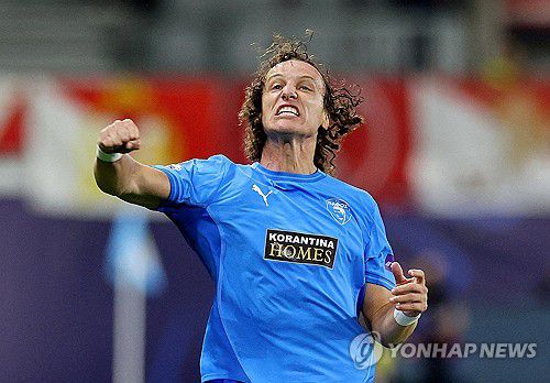 득점 세리머니를 펼치는 다비드 루이스[로이터=연합뉴스]