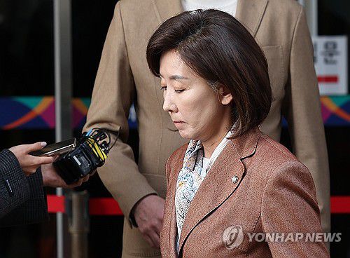 '벌금형 선고' 법정 나서는 나경원 의원(서울=연합뉴스) 김성민 기자 = 국민의힘 나경원 의원이 20일 서울 양천구 서울남부지방법원에서 열린 '국회 패스트트랙 충돌' 1심 선고 공판을 마친 후 나서고 있다.     재판부는 사건 당시 자유한국당 원내대표였던 나 의원에게 벌금 총 2천400만원을, 당 대표였던 황교안 전 총리에게 벌금 총 1천900만원을 선고했다. 현재 국민의힘 원내대표를 맡고 있는 송언석 의원은 벌금 총 1천150만원을 선고받았다. 2025.11.20 ksm7976@yna.co.kr