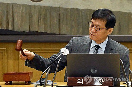 의사봉 두드리는 이창용 한국은행 총재(서울=연합뉴스) 한종찬 기자 = 이창용 한국은행 총재가 27일 서울 중구 한국은행 본관에서 열린 금융통화위원회 본회의에서 의사봉을 두드리고 있다. 2025.11.27 [공동취재] saba@yna.co.kr