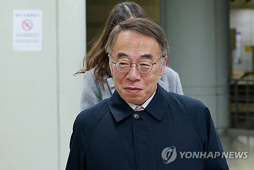 임종헌 전 법원행정처 차장, 2심도 징역형 집행유예(서울=연합뉴스) 신현우 기자 = 이른바 '사법농단'의 최상위 실행자로 지목돼 1심에서 징역형 집행유예를 선고받은 임종헌 전 법원행정처 차장이 27일 서울고등법원에서 직권남용 권리행사 방해 혐의 사건 항소심 선고공판을 마친 뒤 청사를 떠나고 있다. 2025.11.27 nowwego@yna.co.kr