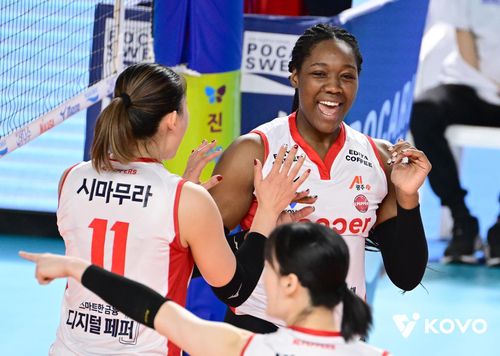 페퍼저축은행의 조이(뒤편 오른쪽)와 시마무라(왼쪽) [한국배구연맹 제공. 재판매 및 DB 금지]