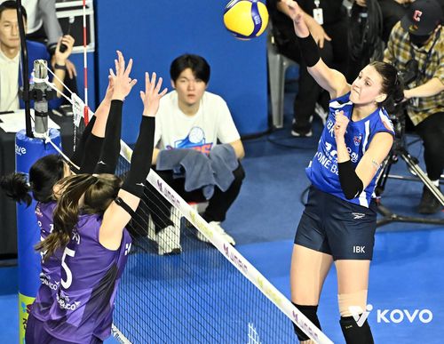 공격하는 IBK기업은행의 빅토리아(오른쪽)[한국배구연맹 제공. 재판매 및 DB 금지]