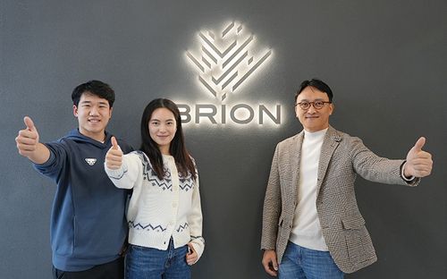 피겨 아이스댄스 권예(왼쪽)-임해나와 브리온컴퍼니 임우택 대표 [브리온컴퍼니 제공. 재판매 및 DB 금지]