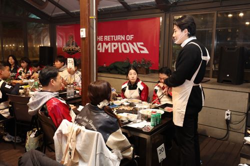 통합우승 BBQ 파티에서 고기를 굽는 임찬규 '매니저'[LG 트윈스 제공. 재판매 및 DB 금지]