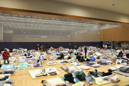 홍콩 퉁 청 거리 시민회관 강당에 마련된 임시대피소28일 오전 10시 44분(현지시간)께 홍콩 북부 퉁 청 거리 시민회관 3층 강당에 마련된 임시 대피소에서 화재 피해자들이 휴식을 취하고 있다. 2025.11.28. [촬영 박수현]