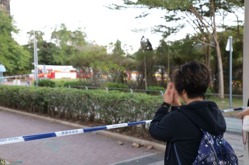 홍콩 화재 피해자들을 위해 기도하는 인근 주민28일 오후 5시 36분(현지시간)께 화재가 발생했던 홍콩 북부 타이포의 아파트 단지 인근 공원에서 위엔모(60)씨가 피해자들을 위해 기도하는 모습. [촬영 박수현]