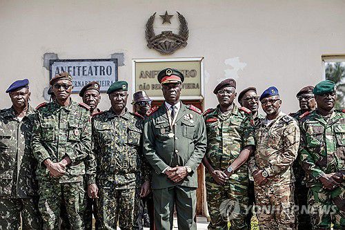 호르타 엔타(가운데) 기니비사우 신임 군정 수반과 지도부[AFP 연합뉴스 재판매 및 DB 금지]
