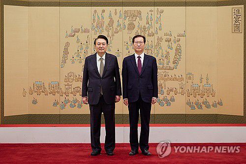 윤석열 대통령, 박성재 법무장관 임명장  수여(서울=연합뉴스) 진성철 기자 = 윤석열 대통령이 20일 서울 용산 대통령실 청사에서 박성재 법무부 장관에게 임명장을 수여한 뒤 기념 촬영을 하고 있다.  2024.2.20  [대통령실 제공. 재판매 및 DB 금지] zjin@yna.co.kr