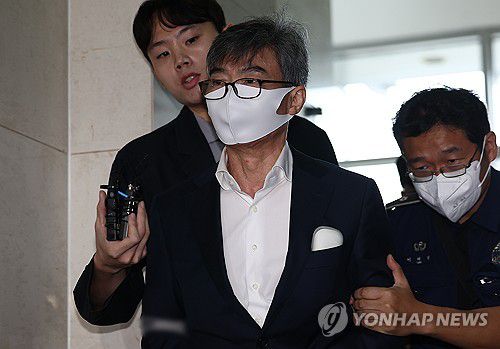 이종호 전 블랙펄인베스트 대표, 특검 출석(서울=연합뉴스) 김성민 기자 = 이종호 전 블랙펄인베스트 대표가 12일 참고인 신분으로 조사받기 위해 서울 서초구 순직해병 특별검사팀에 출석하고 있다. 2025.10.12 ksm7976@yna.co.kr