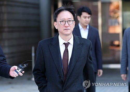 영장심사 마친 송창진 전 부장검사(서울=연합뉴스) 윤동진 기자 = 채상병 순직 사건 수사를 방해한 혐의를 받는 송창진 전 고위공직자범죄수사처(공수처) 부장검사가 구속 전 피의자 심문(영장실질심사)을 마친 후 17일 서울 서초구 서울중앙지법을 나서고 있다. 2025.11.17 mon@yna.co.kr