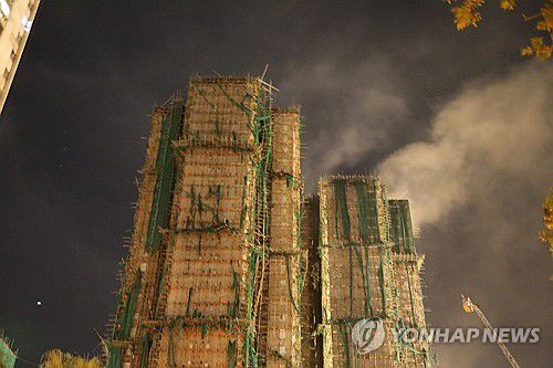 대형 화재 발생한 홍콩 아파트 단지 측면(홍콩=연합뉴스) 박수현 기자 = 27일(현지시간) 오후 10시 21분께 홍콩 북부 타이포의 고층 아파트 단지 '웡 푹 코트'(Wang Fuk Court)에서 화재로 인한 연기가 피어오르고 있다. 2025.11.28 suri@yna.co.kr