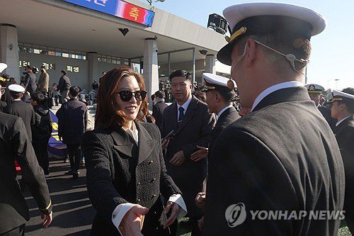 임세령 부회장 "아들 고생했다"(창원=연합뉴스) 김동민 기자 = 임세령 대상홀딩스 부회장이 28일 오후 경남 창원시 진해구 해군사관학교 연병장에서 열린 제139기 해군·해병대 사관후보생 수료 및 임관식에서 아들인 이지호 신임 소위를 격려하고 있다. 2025.11.28 image@yna.co.kr